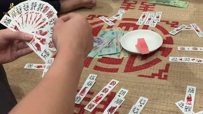 Cách Chơi Bài Chắn Được Cao Thủ Bật Mí 8 Chia bài chắn trong cách chơi bài chắn hiện nay