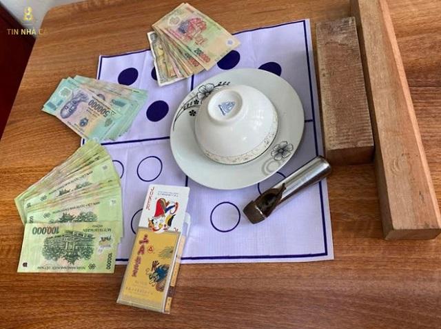 Nằm mơ đánh xóc đĩa đánh con gì? Ý nghĩa giấc mơ xóc đĩa là gì? 8 Xóc đĩa - trò chơi cờ bạc