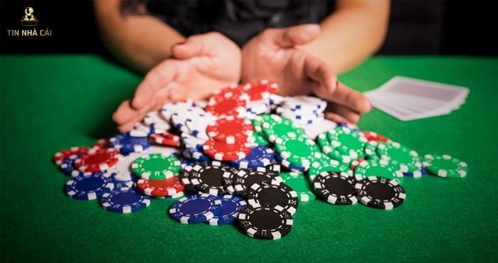 Bluff là gì? Chiến thuật chơi Poker bất bại từ cao thủ 1